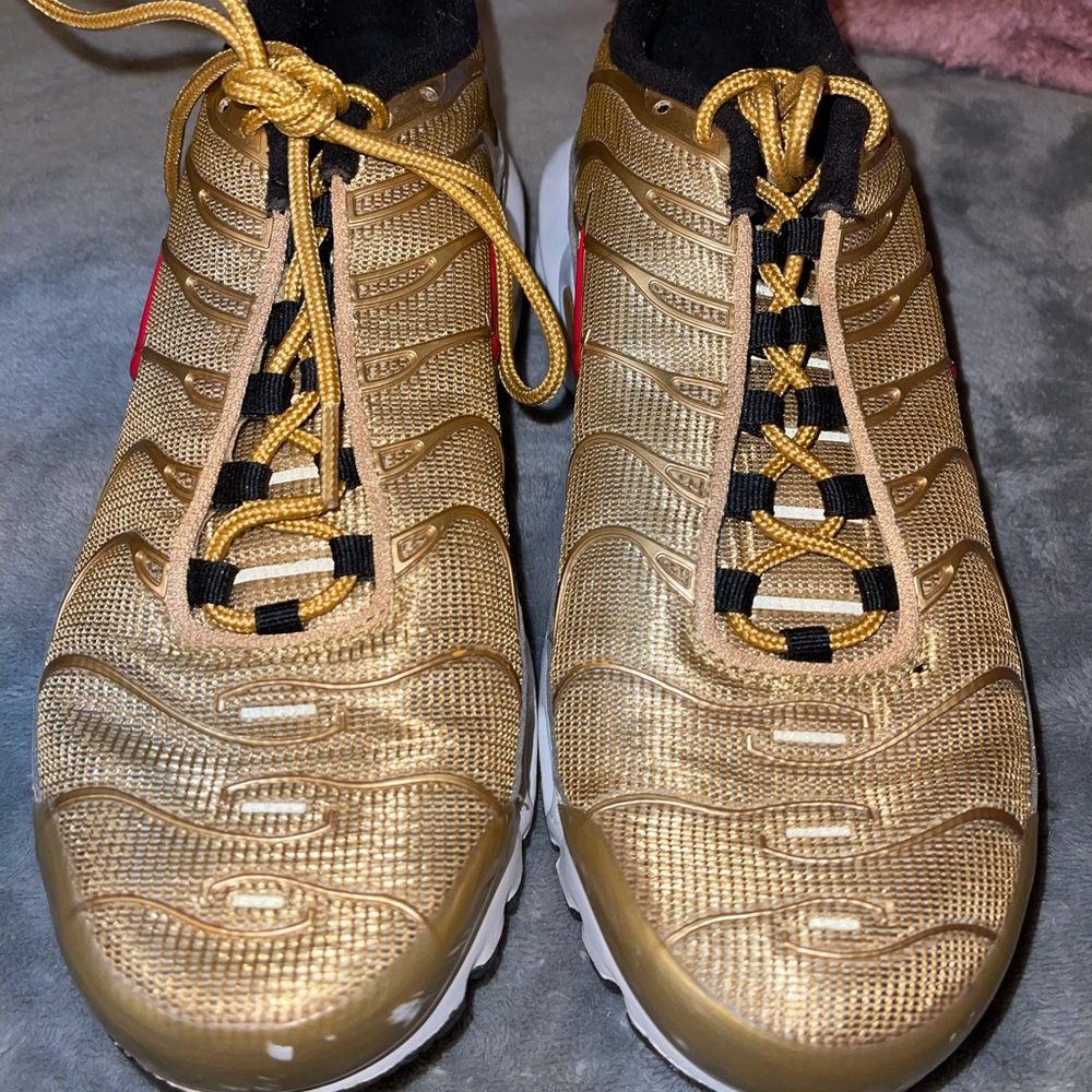 NIKE AIR MAX PLUS QS "Metallic Gold"